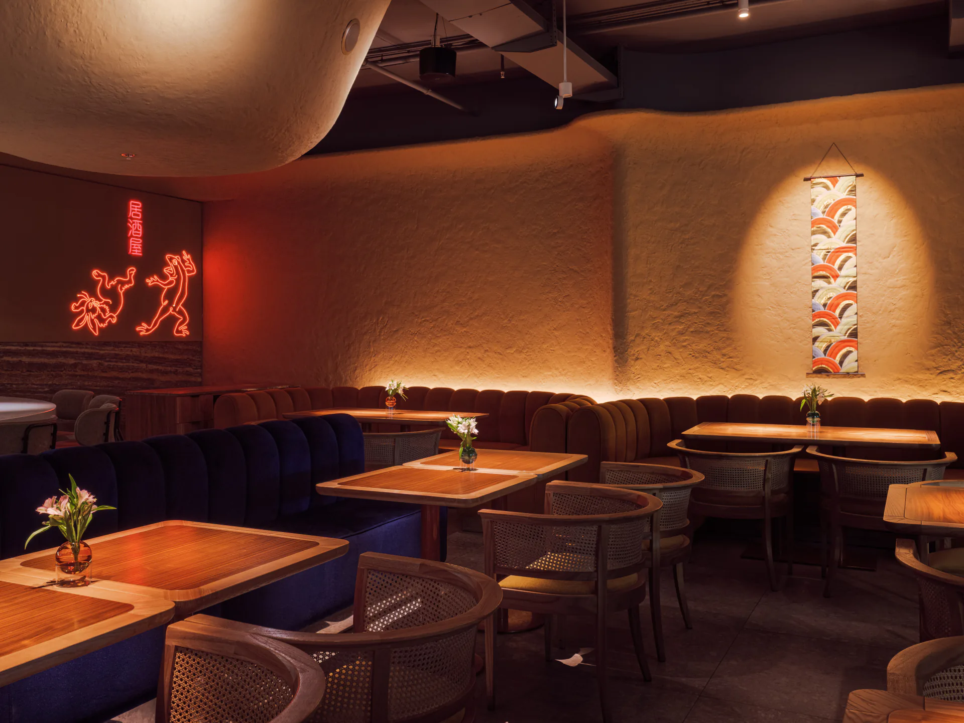 Интерьер OVO izakaya