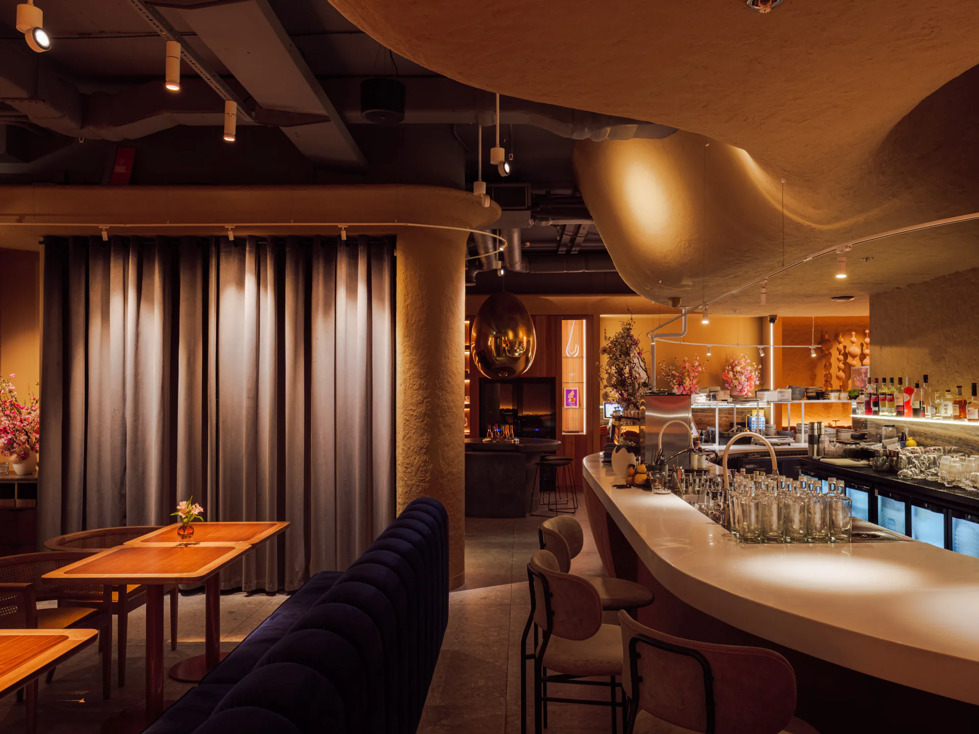 Интерьер OVO izakaya