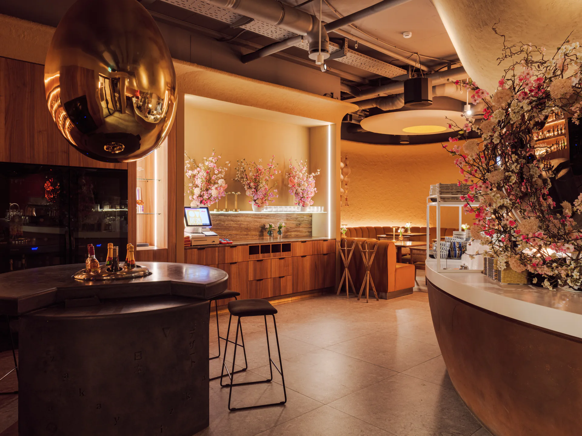 Интерьер OVO izakaya