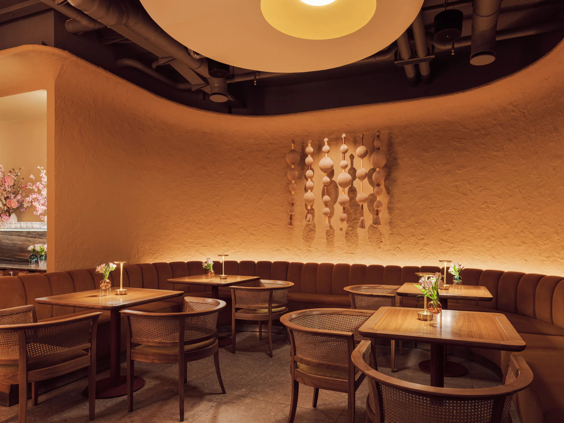 Интерьер OVO izakaya