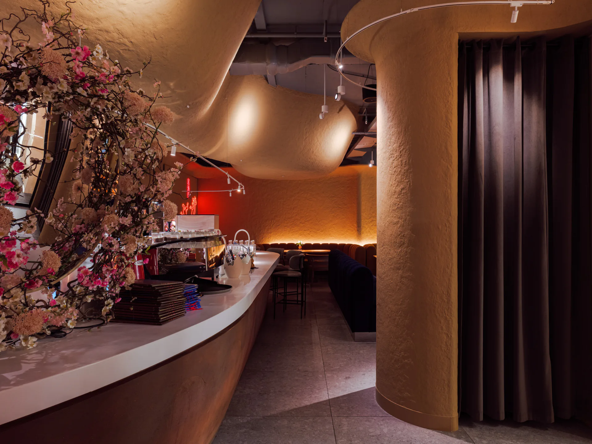 Интерьер OVO izakaya